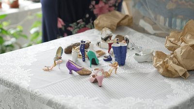 "В мене в коробках, а тут — музей": одеситка передала вінничанці свою колекцію мініатюрних черевичків "В мене в коробках, а тут — музей": одеситка передала вінничанці свою колекцію мініатюрних черевичків