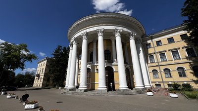Як Луганський театр переїздить утретє і тепер — до Києва, у колишній Жовтневий палац