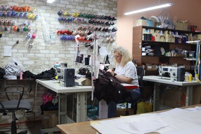 В Охтирці шиють одяг з патріотичними принтами за грантові кошти В Охтирці шиють одяг з патріотичними принтами за грантові кошти