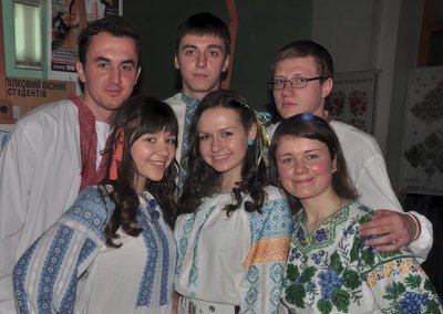 Студенти факультету історії, політології та міжнародних відносин ЧНУ імені Юрія Федьковича у перші роки святкування Дня вишиванки Студенти факультету історії, політології та міжнародних відносин ЧНУ імені Юрія Федьковича у перші роки святкування Дня вишиванки