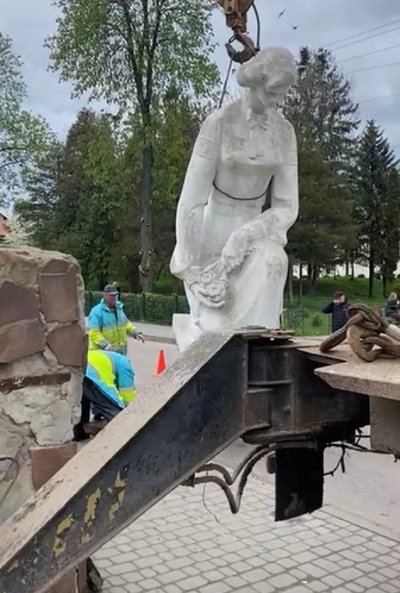 На Львівщині демонтували ще два радянських пам'ятники На Львівщині демонтували ще два радянських пам'ятники