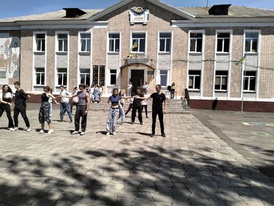"Бронювали хлопців ще з 9 класу": як волинські школярі готуються танцювати вальс на останньому дзвонику "Бронювали хлопців ще з 9 класу": як волинські школярі готуються танцювати вальс на останньому дзвонику