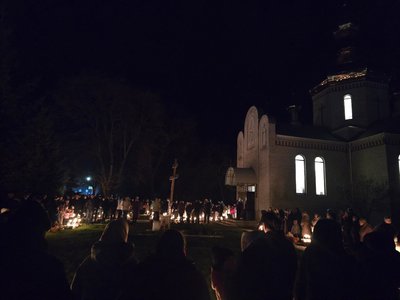 Люди святять великодні кошики біля Свято-Покровського храму ПЦУ у селищі Теплик Люди святять великодні кошики біля Свято-Покровського храму ПЦУ у селищі Теплик