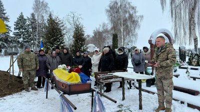 На Чернігівщині попрощалися з військовими Михайлом Новиком та Володимиром Лавриненком На Чернігівщині попрощалися з військовими Михайлом Новиком та Володимиром Лавриненком