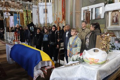 На Закарпатті попрощалися з полеглим захисником Василем Максимом На Закарпатті попрощалися з полеглим захисником Василем Максимом