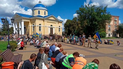 На Чернігівщині попрощалися з трьома військовими ЗСУ, які загинули захищаючи Україну На Чернігівщині попрощалися з трьома військовими ЗСУ, які загинули захищаючи Україну