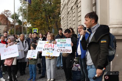 "Спочатку дрони, потім стадіони": у Львові всьоме відбувся пікет "Спочатку дрони, потім стадіони": у Львові всьоме відбувся пікет