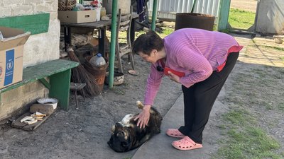 Тетяна грається з псом Розкішне Іллінівська громада Донецька область 21 квітня 2025 рік Тетяна грається з псом Розкішне Іллінівська громада Донецька область 21 квітня 2025 рік