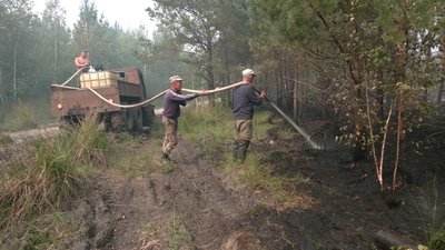 "Страшно, бо може до села дійти до села": на півночі Рівненщини рятувальники четвертий день ліквідовують лісову пожежу "Страшно, бо може до села дійти до села": на півночі Рівненщини рятувальники четвертий день ліквідовують лісову пожежу