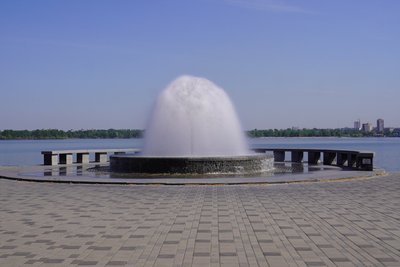 На Набережній та в сквері Героїв: у Дніпрі запрацювали фонтани На Набережній та в сквері Героїв: у Дніпрі запрацювали фонтани