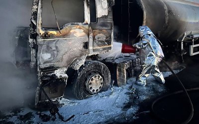 Рятувальник гасить пожежу вантажівки "MAN" на Миколаївщині Рятувальник гасить пожежу вантажівки "MAN" на Миколаївщині