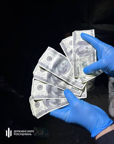 На Одещині затримали правоохоронця, який збував зброю криміналітету — ДБР