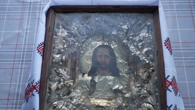 Понад 80 років берегла святиню: жителька Вінниччини передасть врятовану ікону майбутньому храму Понад 80 років берегла святиню: жителька Вінниччини передасть врятовану ікону майбутньому храму