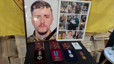 Дружина загиблого бійця подарувала бібліотеці в Луцьку серію книг на 35 тис. грн Дружина загиблого бійця подарувала бібліотеці в Луцьку серію книг на 35 тис. грн
