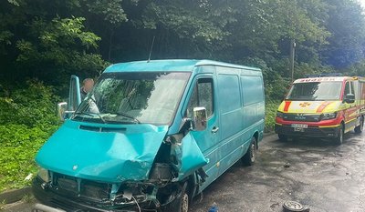 На Тернопільщині зіткнулися автомобілі: водійку з машини витягували рятувальники На Тернопільщині зіткнулися автомобілі: водійку з машини витягували рятувальники