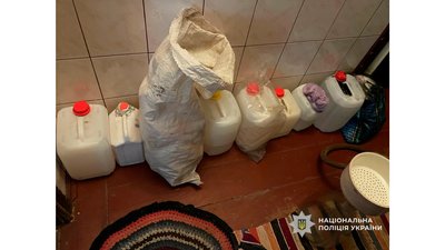 Облаштував нарколабораторію, в якій виготовляв небезпечні психотропні речовини: на Чернігівщині затримали підозрюваного Облаштував нарколабораторію, в якій виготовляв небезпечні психотропні речовини: на Чернігівщині затримали підозрюваного