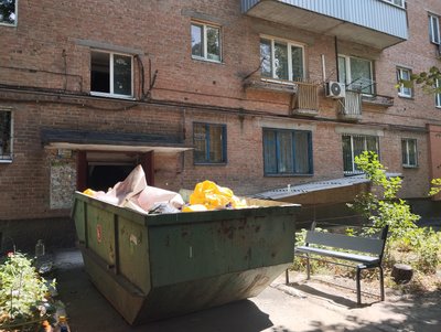 У квартирі полтавської багатоповерхівки розповсюдився сморід від сміття та трупний запах У квартирі полтавської багатоповерхівки розповсюдився сморід від сміття та трупний запах