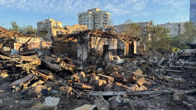 Зруйнований будинок внаслідок атаки у Миколаєві, 3 серпня 2025 року Зруйнований будинок внаслідок атаки у Миколаєві, 3 серпня 2025 року