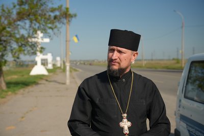 Щодня ризикують життям, щоб привезти необхідне або евакуювати. Як під обстрілами у Херсоні волонтери допомагають людям Щодня ризикують життям, щоб привезти необхідне або евакуювати. Як під обстрілами у Херсоні волонтери допомагають людям