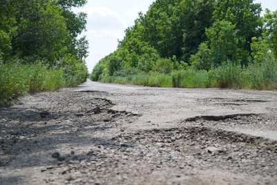 Дорога між селами Сидоренкове та Олександрівкою на Харківщині Дорога між селами Сидоренкове та Олександрівкою на Харківщині