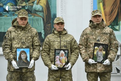 В Одесі попрощалися із загиблими внаслідок атаки РФ жінками та дитиною В Одесі попрощалися із загиблими внаслідок атаки РФ жінками та дитиною