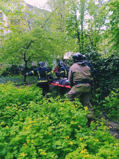 В Одесі шпиталізували літню жінку, яка впала з п'ятого поверху. Її стан критичний В Одесі шпиталізували літню жінку, яка впала з п'ятого поверху. Її стан критичний