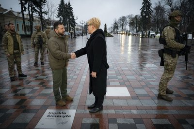 На Алеї сміливості у Києві відкрили табличку з ім'ям прем'єр-міністерки Литви Інгріди Шимоніте На Алеї сміливості у Києві відкрили табличку з ім'ям прем'єр-міністерки Литви Інгріди Шимоніте