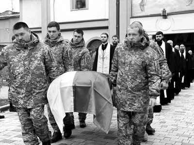 У Мукачеві попрощалися з полеглим прикордонником Олегом Орликом У Мукачеві попрощалися з полеглим прикордонником Олегом Орликом