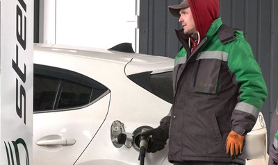 Оператор на одній із заправок міста Чернівці заправляє автомобіль Оператор на одній із заправок міста Чернівці заправляє автомобіль