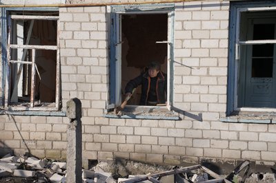 "Їх витягували через вікно": фоторепортаж з місця атаки безпілотників на приватні будинки у Черкаси