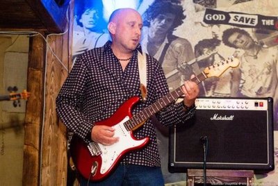 "Створював неймовірні композиції": колега про загиблого під час теракту музиканта гурту "Друге сонце" Ігоря Савченка "Створював неймовірні композиції": колега про загиблого під час теракту музиканта гурту "Друге сонце" Ігоря Савченка