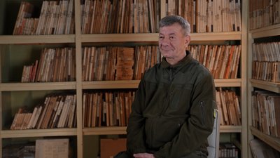 "Чекав росіян, а просив хліба у нас": Віталій Запека з Полтави про "ждунів", черги на війну та книги "Чекав росіян, а просив хліба у нас": Віталій Запека з Полтави про "ждунів", черги на війну та книги