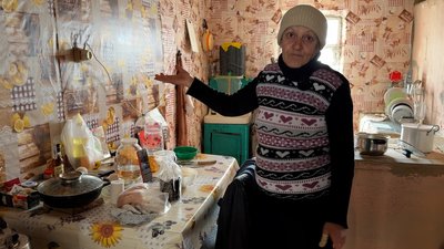 “Я звідси вже нікуди не поїду”. Жінка з Донеччини вдруге втратила дім через війну “Я звідси вже нікуди не поїду”. Жінка з Донеччини вдруге втратила дім через війну