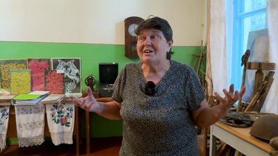 Безмен, ліжник, ковганочка, очіпки: у селі на Чернігівщині місцеві жителі зібрали колекцію речей минулого століття