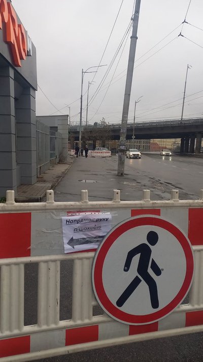 Біля метро "Деміївська" через просідання ґрунту демонтують частину магазинів — КМДА Біля метро "Деміївська" через просідання ґрунту демонтують частину магазинів — КМДА