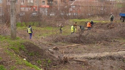 У Кропивницькому прибирають ділянку біля ДРАЦСу: чи облаштовуватимуть парковку