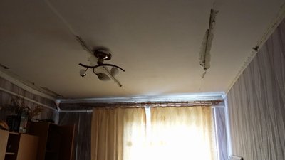 У квартирі пошкодженого будинку тріснула стеля У квартирі пошкодженого будинку тріснула стеля