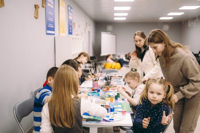 Учні малюють у "вулику" на Харківщині