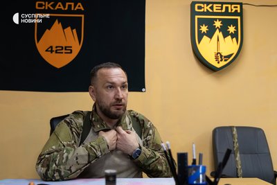 Заступник командира 425 окремого штурмового полку "Скеля" Костянтин "Немо" Русанов під час інтервʼю Суспільному, Донеччина, квітень 2026 року Заступник командира 425 окремого штурмового полку "Скеля" Костянтин "Немо" Русанов під час інтервʼю Суспільному, Донеччина, квітень 2026 року