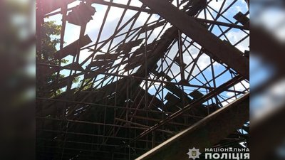 Росіяни з дрона та артилерії атакували два села в прикордонні Чернігівщини: поранені двоє людей Росіяни з дрона та артилерії атакували два села в прикордонні Чернігівщини: поранені двоє людей