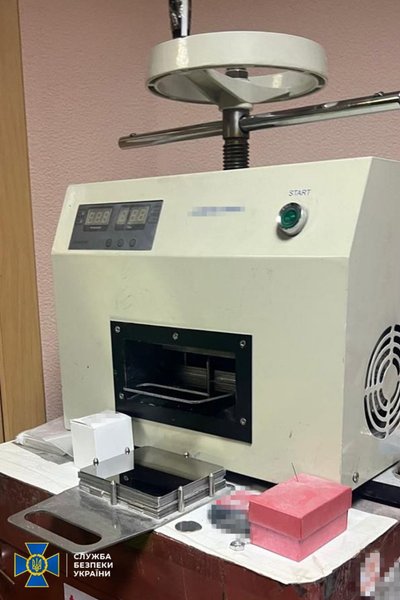Друкували "консульські посвідчення" за гроші: на Київщині викрили схему переправлення ухилянтів за кордон Друкували "консульські посвідчення" за гроші: на Київщині викрили схему переправлення ухилянтів за кордон