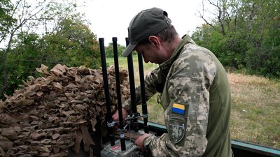 Військовслужбовець 68 окремої єгерської бригади Артур встановлює та перевіряє РЕБ Донецька область Військовслужбовець 68 окремої єгерської бригади Артур встановлює та перевіряє РЕБ Донецька область