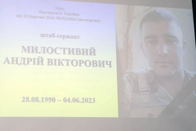 У Житомирі родинам загиблих військових передали державні нагороди У Житомирі родинам загиблих військових передали державні нагороди
