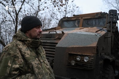 Водій бронетранспортера BMC Kirpi Олег з 505 обМП перед виїздом на бойове завдання на Донеччині Водій бронетранспортера BMC Kirpi Олег з 505 обМП перед виїздом на бойове завдання на Донеччині