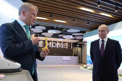 Російський лідер Володимир Путін (праворуч) та голова правління Сбербанку Герман Греф у бізнес-комплексі Sberbank City у Москві, Росія, 11 грудня 2024 року