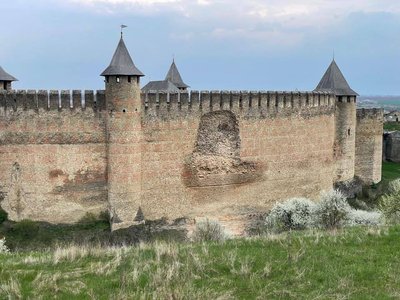 Частково обвалена стіна Хотинської фортеці