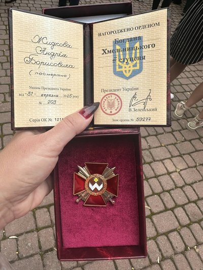 Орден Богдана Хмельницького III ступеня в руках жінки під час церемонії вручення — нагородження загиблого захисника Орден Богдана Хмельницького III ступеня в руках жінки під час церемонії вручення — нагородження загиблого захисника