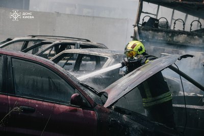 В одному з районів Києва на стоянці загорілись кілька автомобілів В одному з районів Києва на стоянці загорілись кілька автомобілів