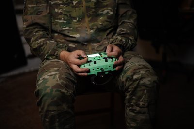 Вступив до ДШВ, щоб захистити рідні Суми: історія оператора FPV-дронів 80-ї бригади на позивний «Відар» Вступив до ДШВ, щоб захистити рідні Суми: історія оператора FPV-дронів 80-ї бригади на позивний «Відар»