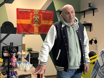 Ветеран із Житомира виготовляє брелоки та іграшки на 3D-принтері